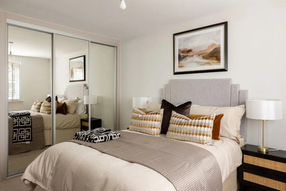 wardrobes plot 7